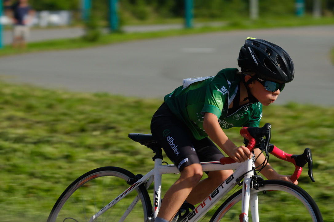 Jonge renner op een passende racefiets tijdens een wedstrijd